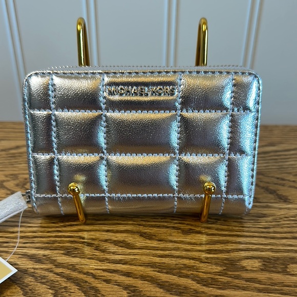 Michael Kors Metallic Silver Quilted Card Case NWT - Picture 1 of 3